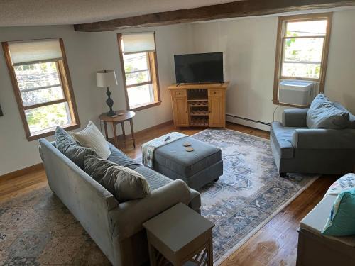 Amesbury Apartment | Downtown Amesbury 15 mins to beach