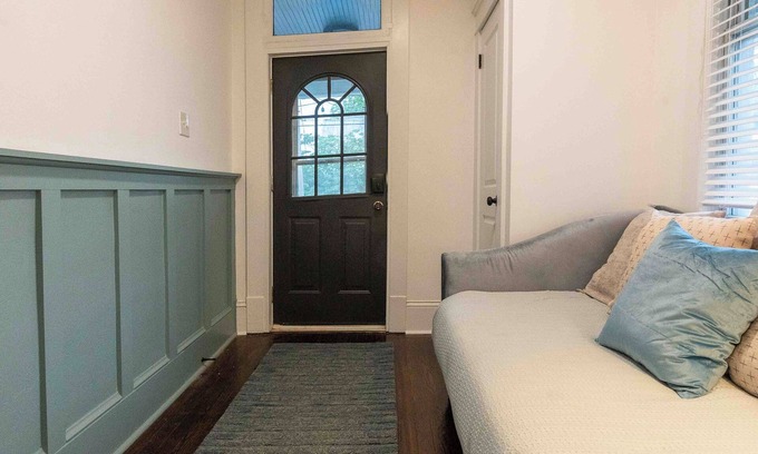 Harrisonburg House | Downtown at Green - Renovated Charming House close to Sentara RMH, JMU, and EMU!