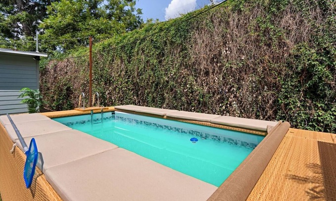 East Cesar Chavez House | Downtown Austin Hangout with Pool - walk to Rainey!