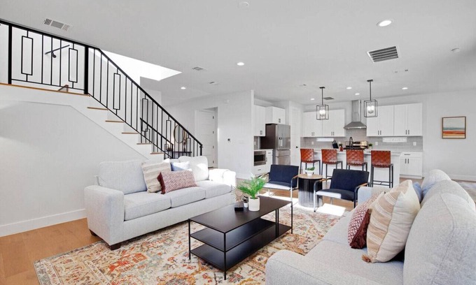 MLK House | Downtown Bliss: Modern 4-Bedroom Retreat w/Hot Tub