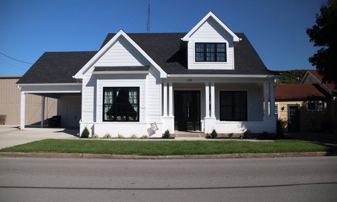 Bardstown House | Downtown Bourbon Black Swan House