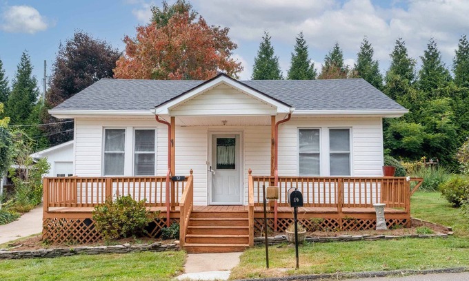 Burnsville Cottage | Downtown Burnsville, NC, Walk to everything from the property, Food, Bars, Music