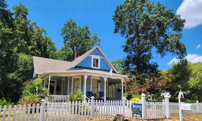 Livingston Cottage | Downtown close to all the cute shops and restaurants downtown has to offer