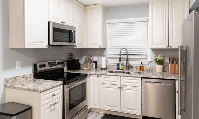 Biddleville House | Downtown CLT, 4 BD/3BTH, Fenced Yard, Free Parking