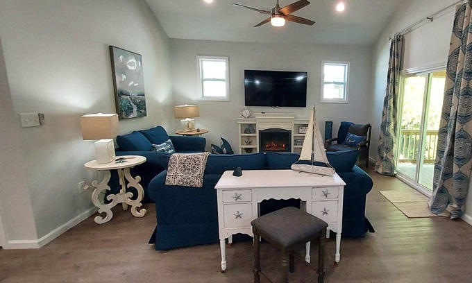 Jacksonville House | Downtown Coastal 3-Bedroom Sleeps 11 / 130