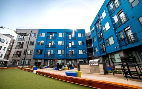 Mile Square Apartment | Downtown corner unit with free parking