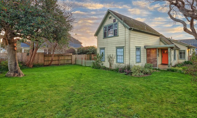 Arcata Apartment | 🍩Downtown Drift -Historic Arcata Home on the first floor - Hot Tub, Sauna & Bikes🐶