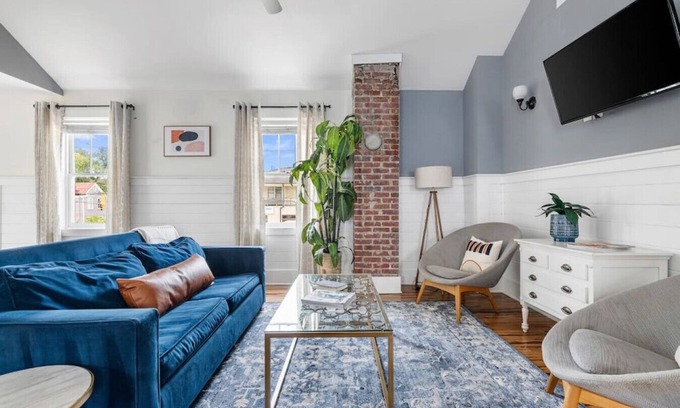 Downtown Charleston House | Downtown Duplex - Spring St - Sleeps 26