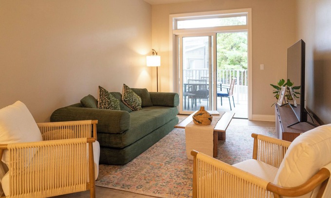 Egg Harbor Condo | Downtown Egg Harbor Luxury Condo - 2 King Suites