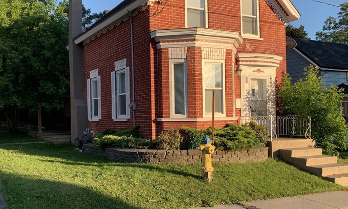 Brockville House | Downtown Escape- Cozy updated home with Hottub