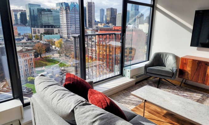 Gastown Apartment | Downtown Escape – Walk to Cruise Ships & Waterfront | 2 Comfy Beds