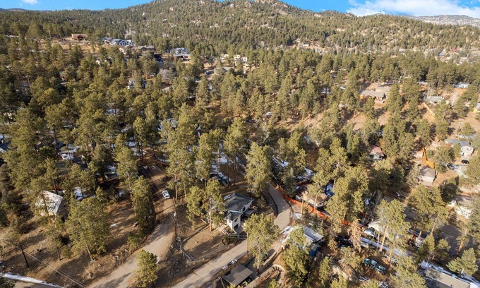 Kerr Gulch House | Downtown Evergreen & 10miles to Red Rocks Amphitheatren equipped for long stays
