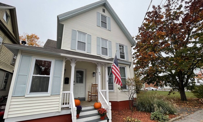 Concord Apartment | Downtown Fresh Bright 2 Bedroom Remodeled Historic Apartment