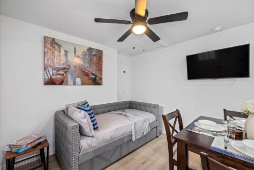 Northside House | Downtown Heights Flat Games Tvs Wifi Pets