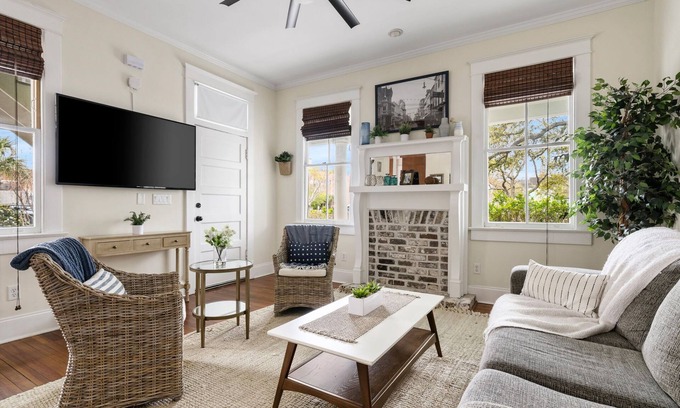Cannonborough Elliotborough Apartment | Downtown Historic Condo Steps to King St