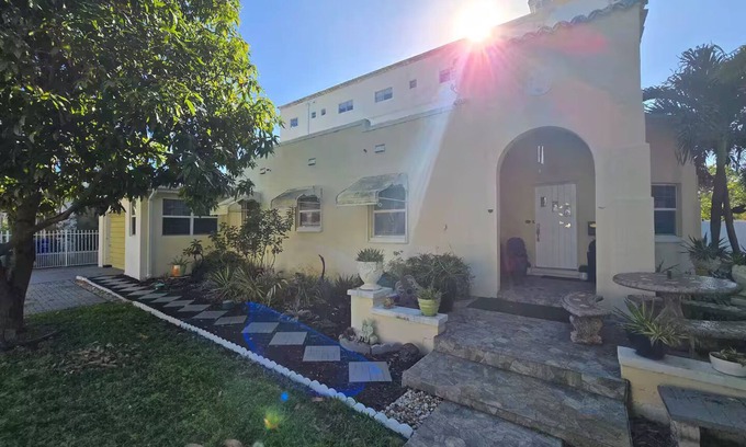 Parkside House | Downtown Hollywood & Broward Echard Inn