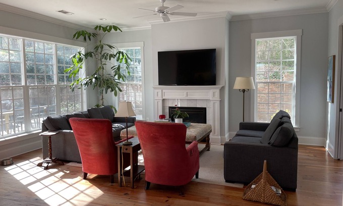 Oxford House | Downtown home. Walk to square and campus!