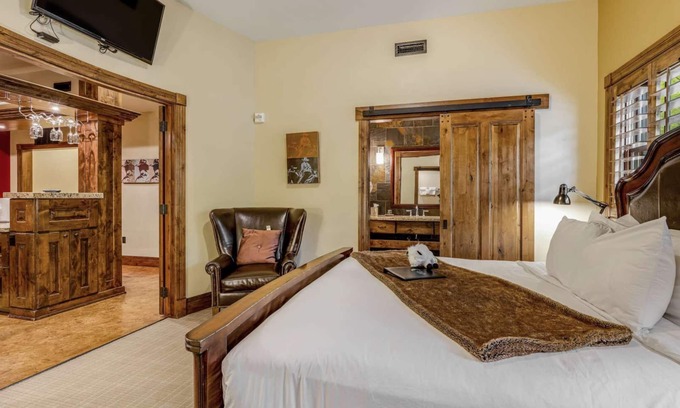 Jackson Hole Hotel | Downtown Jackson - 3 Bedroom Deluxe Suite
