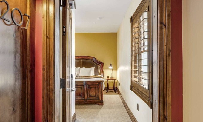 Jackson Hole Hotel | Downtown Jackson - Deluxe King Suite