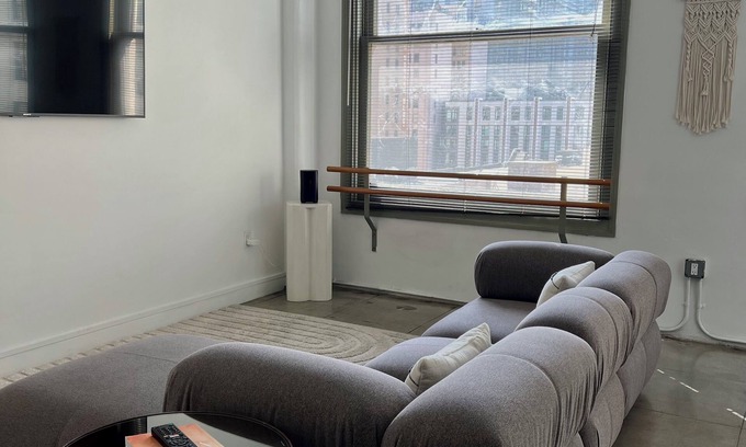 Vernon Apartment | Downtown LA Loft: Urban Charm