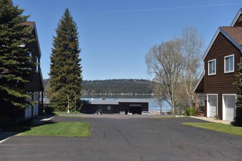 McCall House | Downtown Lakeview Villa Townhome by Casago McCall - Donerightmanagement