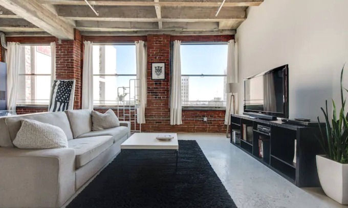 Historic Core Apartment | Downtown Los Angeles Studio Loft with Free Parking