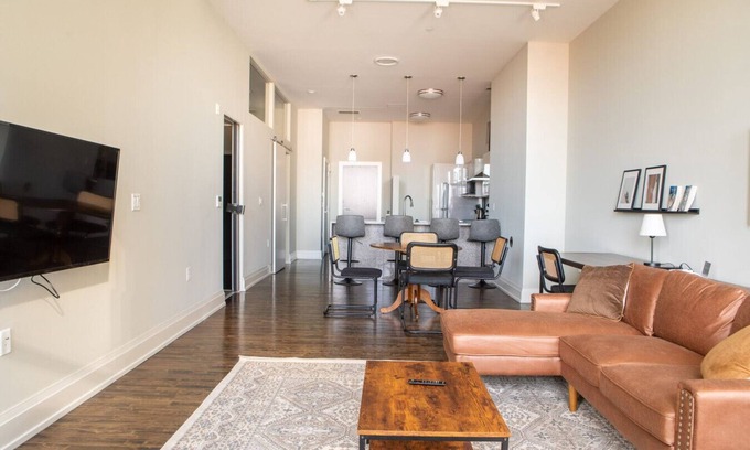 Westown Apartment | Downtown Luxury 2BR Loft