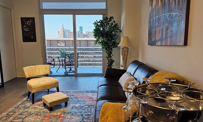Midtown Apartment | Downtown Luxury High-Rise Retreat: Panoramic City Views & Modern Amenities