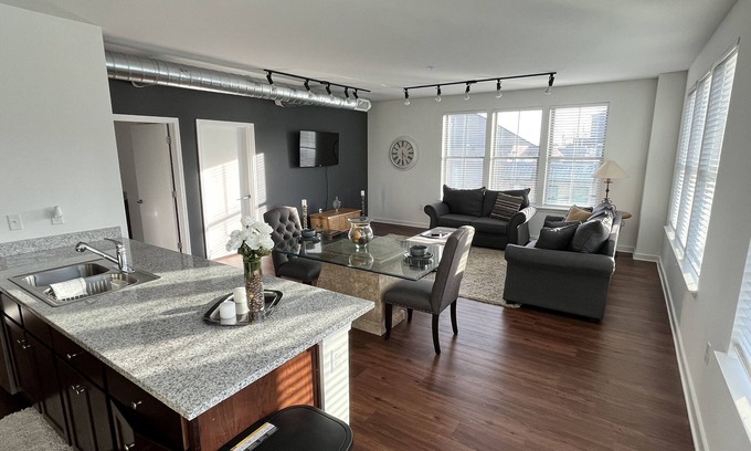 Downtown Memphis Apartment | Downtown Memphis Loft! Walking distance from Beale street! Garage parking!