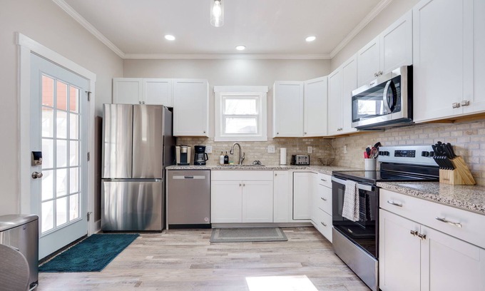 South Park House | Downtown near UD|Amazing Patio|Private Parking