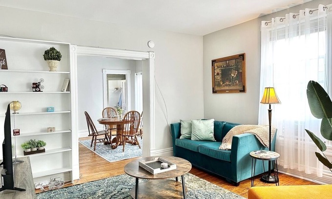 Oak Park Apartment | Downtown Oak Park/Fast WIFI/Free Parking/Victorian Home/Sleeps 6