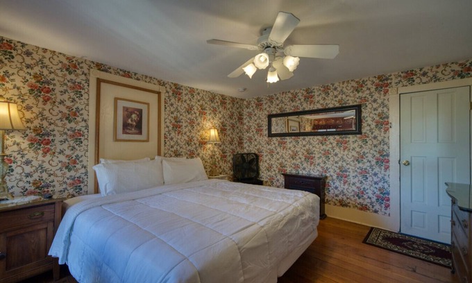 Eureka Springs Historic District Hotel | Downtown Primrose Piedmont House