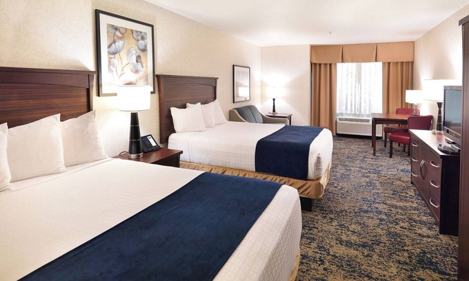 Rio Grande Hotel | Downtown Retreat Perfect for Families & Pets l 2 Rooms + Sauna, Pool & Breakfast