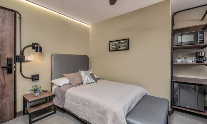 La Candelaria Apartment | Downtown Room near Plaza Botero and metro station