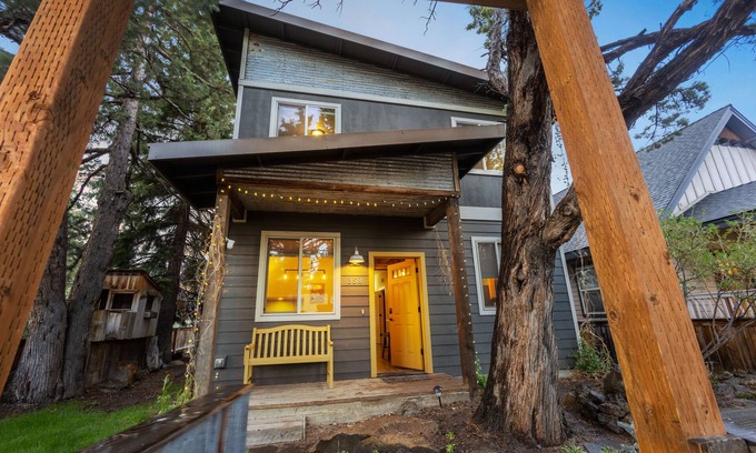 Sisters House | Downtown Sisters Modern Home Ideal Location! Dogs!