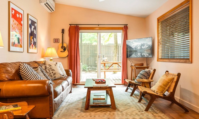 Sandpoint House | Downtown Townhome - Sauna HotTub Fire pit - Pet friendly