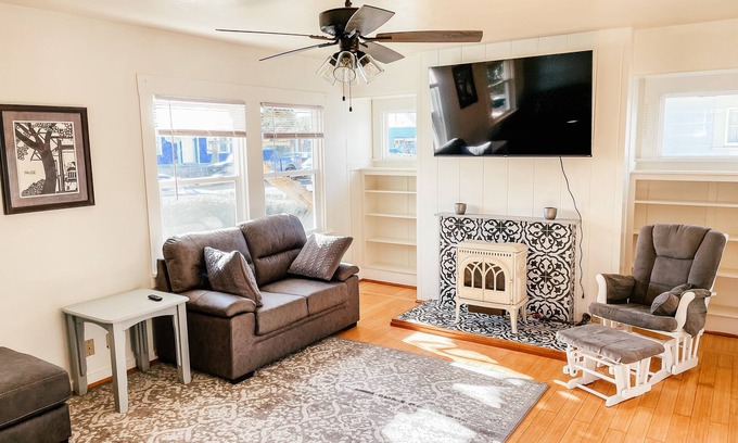 Arcata House | Downtown Two Bedroom Craftsman Home- 2 Minute Walk to the Plaza