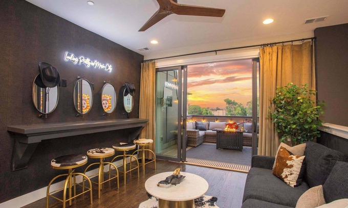 Buena Vista House | Downtown Views Glam Stations Close to Broadway