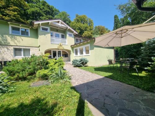 Brasov City Centre House | Drachenhaus Urban Villa