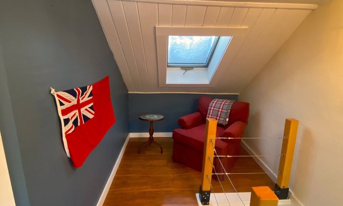 Brooklin Cottage | Dragonfly Cottage: An airy 2-bedroom cottage in delightful Brooklin with WiFi