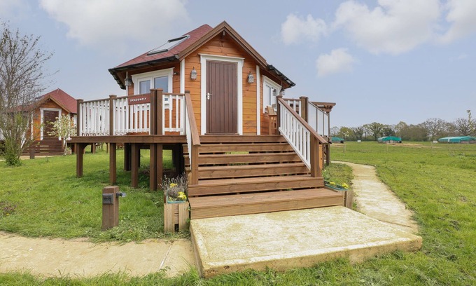 Pentney Cottage | DRAGONFLY RETREAT, romantic, with hot tub in Upper Marham