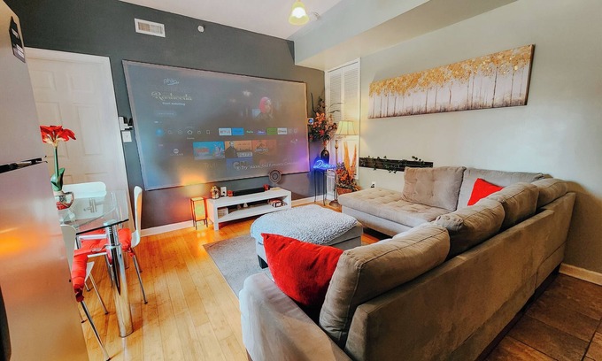 West Poplar Apartment | Dream/King Bed/120" Projector/Canopy Bed