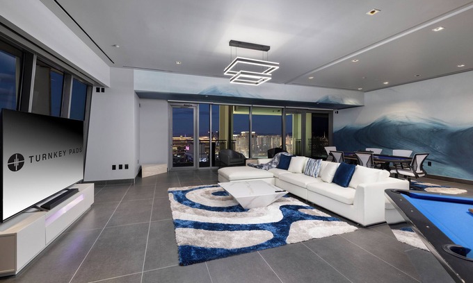 Las Vegas House | Dream Luxury 4BR Penthouse Vegas Relaxing Hot Tub