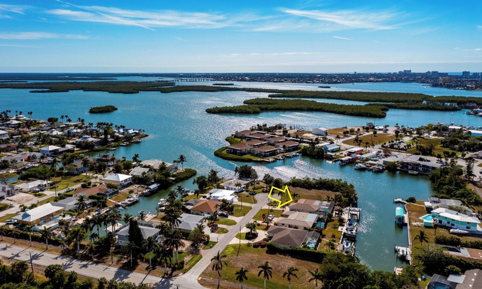 Isles of Capri House | Dreamers Hideaway I Waterfront I Direct Access