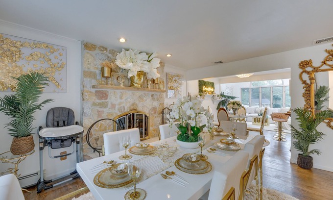 Lake Grove House | 'Dreams of Paradise' Luxury Home w/Pool!