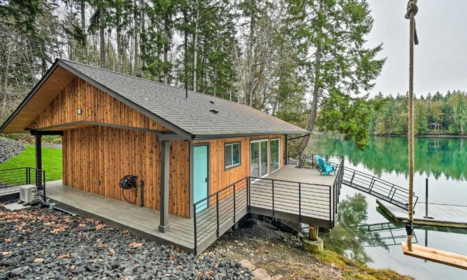 Olympia House | Dreamy Bayfront Cabin with View, Dock and Kayaks