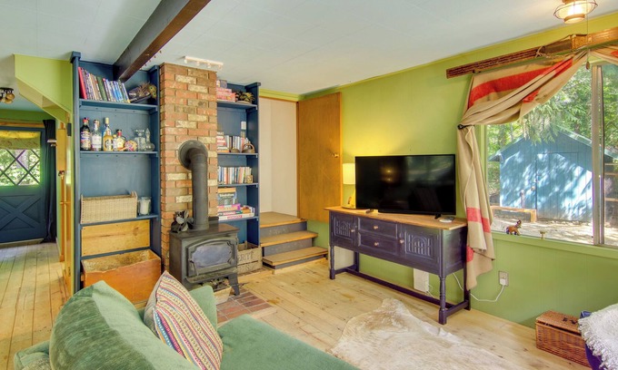 Baring Cabin | Dreamy Gold Bar Cabin: River Access + Pets Welcome