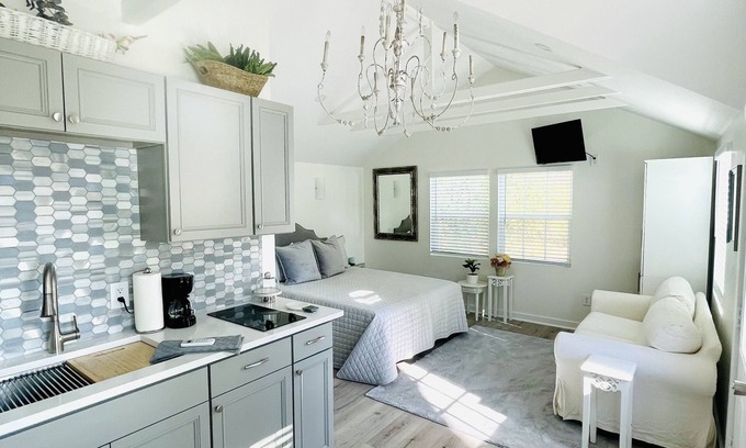 Franklin Cottage | Dreamy Guest house on our 8 acre property!