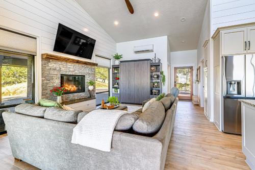 Roseburg House | Dreamy Hilltop View Roseburg Retreat with Hot Tub!