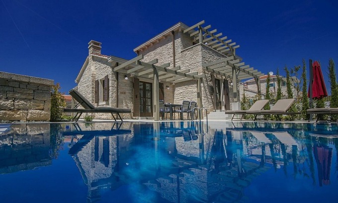 Liznjan Villa | Dreamy place Zahara surrounded by lovely greenery and Mediterranean herbs